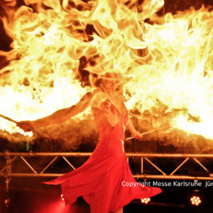-Feuershow-Stefanie-Fleschutz Copyright Messe Karlsruhe Jürgen Rösner -Feuershow-Stefanie-Fleschutz Copyright Messe Karlsruhe Jürgen Rösner
